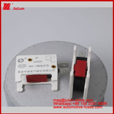 WDK-Y 5A 250V Micro Switch Fuseau monté sur l'automobile pour véhicule EV / HEV Base spécialement conçue de fusible pour véhicule Situation