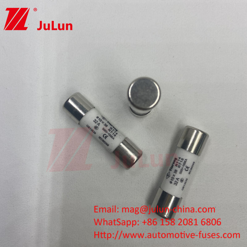 10*38mm FUSE 15A 690VDC Panneau monté Fuseau solaire photovoltaïque pour une protection robuste des chaînes photovoltaïques