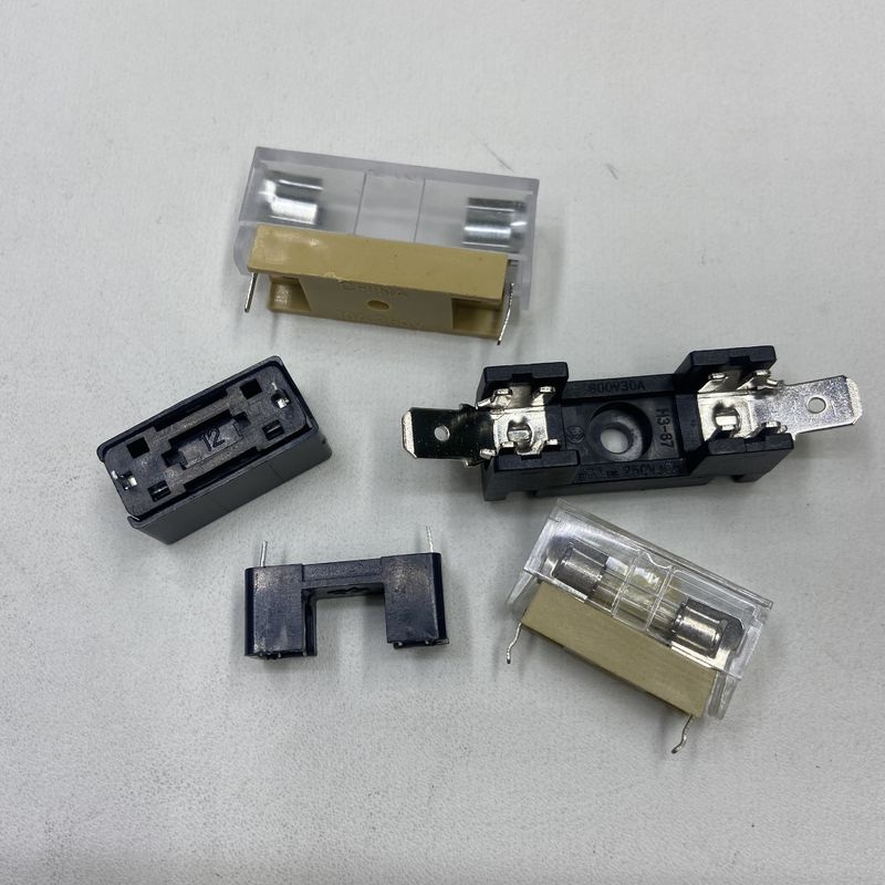 Fuseau de support 5*20mm Voltage maximal 10A 250VDC Fuseau céramique 6x30mm sur PCBA