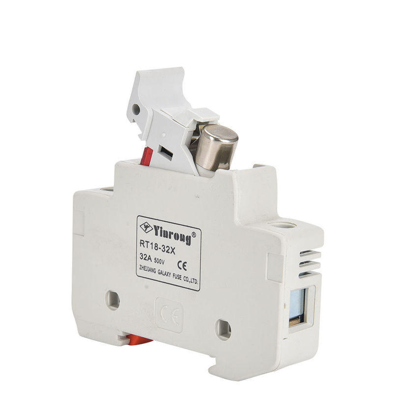 PV 1500V 32A Fuseau cylindrique en céramique avec une capacité de rupture élevée Porteur de fusible pour basse tension répond aux normes de sécurité de la CEI